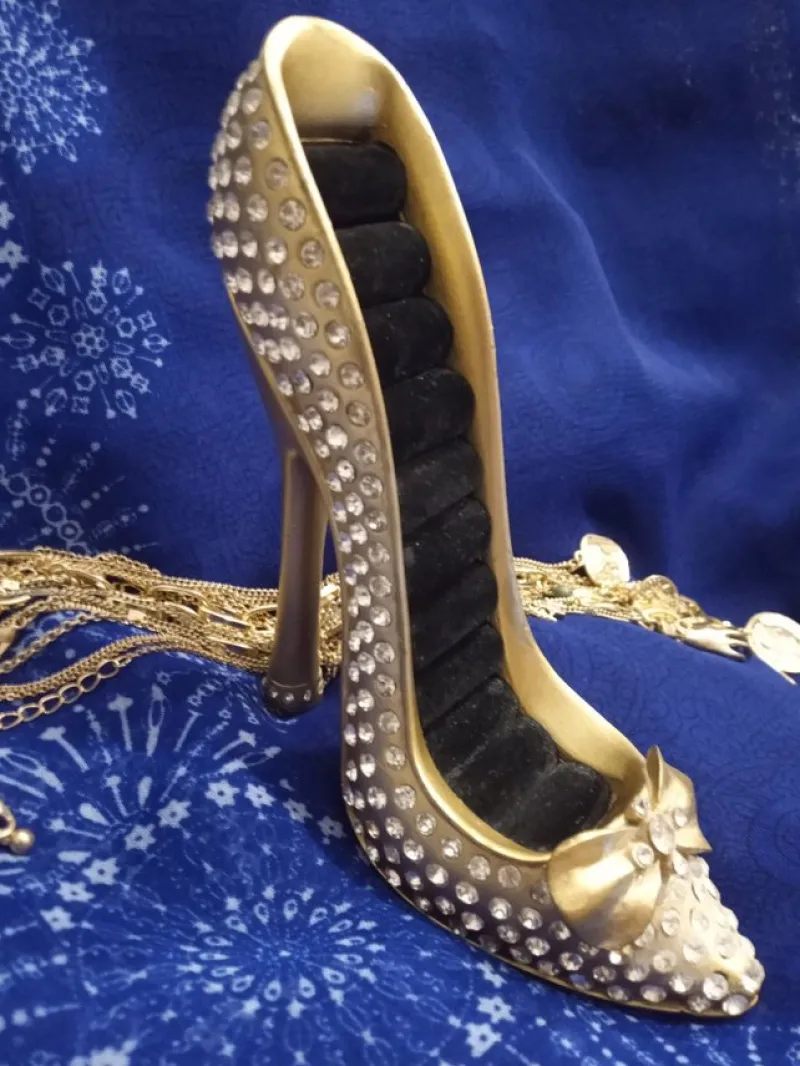 Tradera Smyckeskrin & -förvaring<Smyckeställ / ringhållare i form av sko, guldfärgad