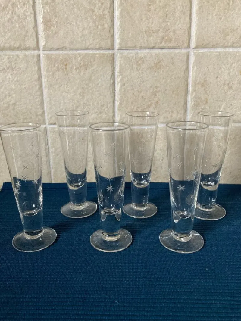 Tradera Snapsglas med slipade stjärnor> Glas