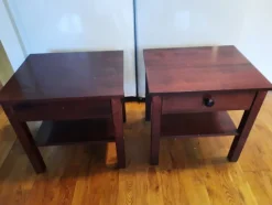 Tradera Sängbord i mörkt trä^ Möbler