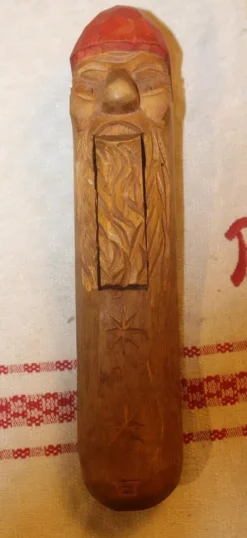 Tradera SNIDAD TOMTE SOM NÖTKNÄPPARE, NÖTKNÄCKARE. SIGNERAD.> Kuriosa