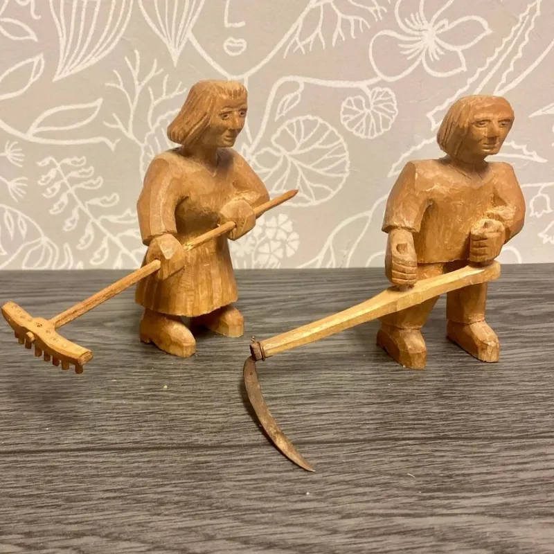 Tradera snidade trägubbar täljda trägubbar slåtter skörd kratta lie räfsa signerade> Hemslöjd