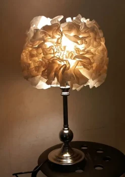 Tradera Snygg bordslampa med pappersskärm> Antikviteter