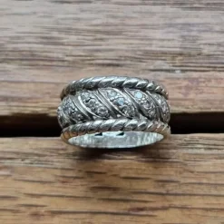 Tradera Ringar<Snygg bred ring sterling silver 925 med vita gnistrande stenar