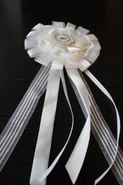 Tradera Snygg Rosett i vit,nummer 30> Bröllopsaccessoarer