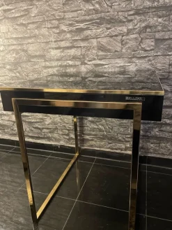 Tradera Snygg svart sidobord med guld ben^ Möbler