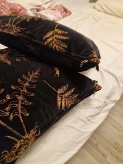 Tradera Snygga kuddar i sammet med bladmönster^ Hemtextil