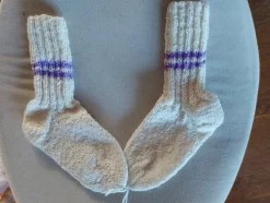 Tradera sockor HANTVERK ull BENVIT/LILA rand stl. ca 28/32^ Hantverk