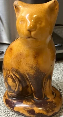 Tradera Sparbössor<SPARBÖSSA keramik i form av katt 1800-tal Tillinge keramik Utpris 1 kr