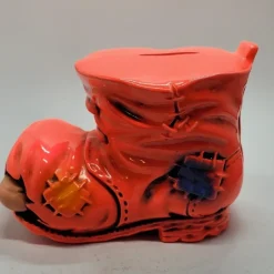 Tradera Sparbössor<SPARBÖSSA. Utformad som gammal trasig sko. Keramik.