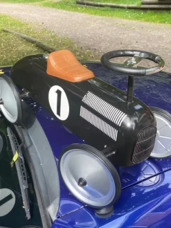 Tradera Sparkbil i svart för barn, nypris ca 1200sek bra bruksskick> Utomhusleksaker