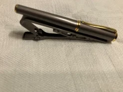 Tradera Slipsnålar<Speciell slipsnål i form av en kulspetspenna i guld och stål