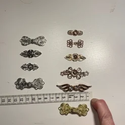 Tradera Spännen, 10 par, mixade. Sömnad, kläder, kofta, lajv, medeltid^ Hobbymaterial