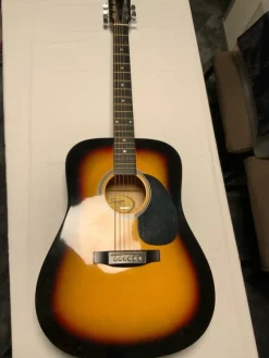 Tradera Squier SA-105 akustisk gitarr^ Musikinstrument