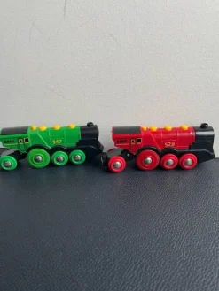Tradera 2st - BRIO, BATTERIDRIVNA LOK - RÖTT, GRÖNT> Brio & Träleksaker