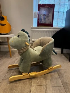 Tradera Söt dinosaurie gunghäst i mjuk plysch> Gunghästar & Åkdjur