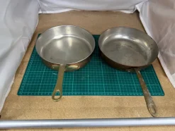 Tradera 2st Koppar stekpannanor med mässingshandtag> Kopparföremål