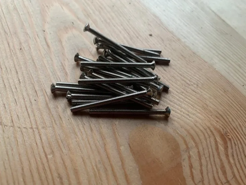 Tradera 20st Äldre maskinskruv i förnicklad mässing (1/8 x 1 1/2 Tum) WKFS (Art nr 7)> Skruv, Plugg & Spik