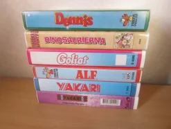 Tradera 6st Äldre Olika Tecknade VHS-Filmer. 5st har Svenskt Tal/ 1st har Svensk text.^ Vhs-filmer