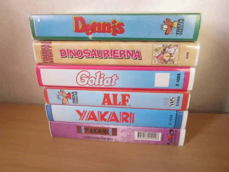 Tradera 6st Äldre Olika Tecknade VHS-Filmer. 5st har Svenskt Tal/ 1st har Svensk text.^ Vhs-filmer