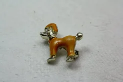 Tradera Broscher<Söt liten brosch i form av en pudel