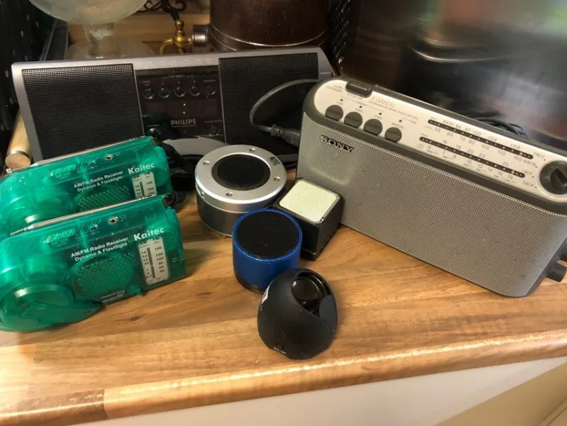 Tradera Allt På Bilden<2st radioapparater 2st Dynamo/flashlight. Högtalare.