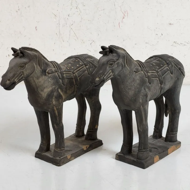 Tradera 2st. Skulpturer i keramik - Hästskulpturer - Asien> Orientalisk Konst & Porslin