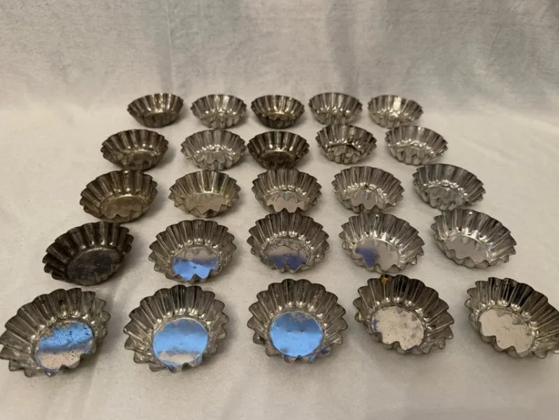 Tradera 25st små metallformar till tårtor eller desserter^ Hushållsartiklar