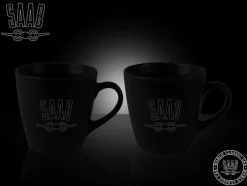 Tradera 2st svarta kaffemuggar SAAB. Nya!^ Veteranbilar Före 1990