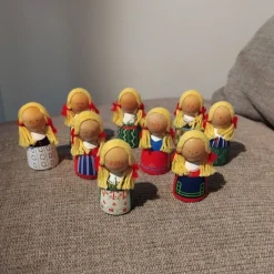 Tradera 9st. Svenska handmålade dockor, trädockor i folkdräkt, samlarobjekt, märkta^ Dockor