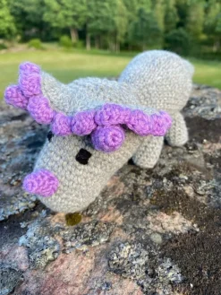 Tradera Söt virkad dinosaurie, triceratops. Svenskt hantverk^ Baby, Barn & Lek