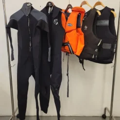 Tradera Övrig Sport & Fritid<2st. Våtdräkter & 3st. Flytvästar - Olika storlekar - 30-50kg - 3XLARGE