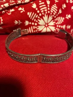 Tradera Armband<Stelt äldre armband silver?