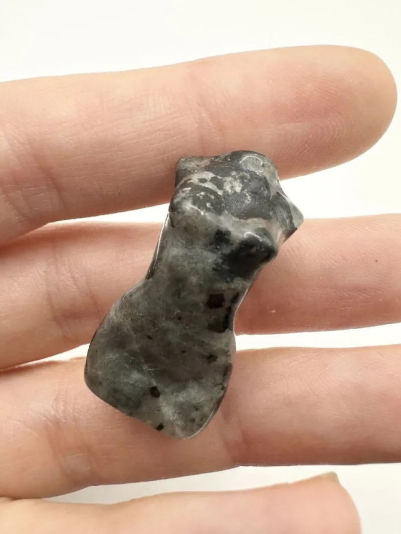 Tradera Ädelstenar<Sten Skulptur. Granit. Kvinna, kropp, bröst.