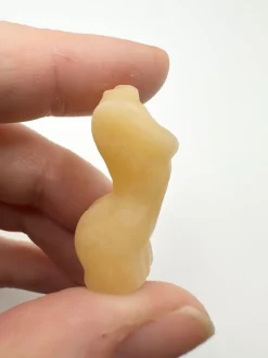 Tradera Ädelstenar<Sten Skulptur. Gul Kalcit. Kvinna, kropp, bröst.