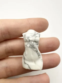 Tradera Ädelstenar<Sten Skulptur. Howlit. Kvinna, kropp, bröst.