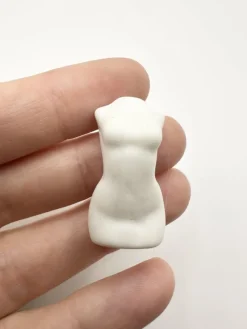 Tradera Ädelstenar<Sten Skulptur. Kvarts. Kvinna, kropp, bröst.