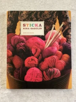 Tradera Sticka: Nina Sagulin tröja vantar halsduk basker väst muddar polokrage hårband> Handarbete