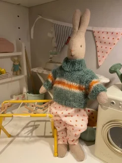 Tradera Stickad tröja till Maileg kanin> Dockskåp & Dockor
