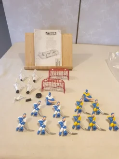 Tradera Lek & Spel<Stiga Bordishockeygubbar . SWE - FIN . Plus reservdelar