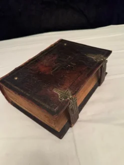 Tradera Stor Bibel 1879 mässingskors 3,4 kg> Religion & Livsåskådning