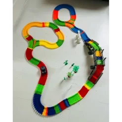 Tradera Stor bilbana med bil, bro, bensinstation och träd!> Leksaksfordon