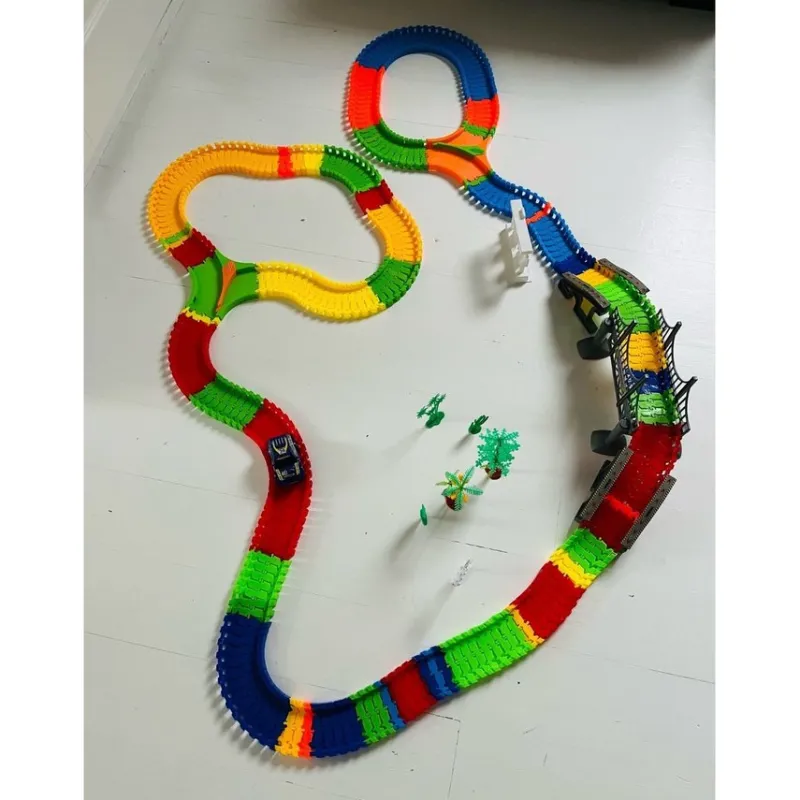 Tradera Stor bilbana med bil, bro, bensinstation och träd!> Leksaksfordon