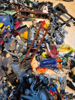 Tradera Stor mängd blandade leksaksdelar och figurer> Figurer & Leksaksvärldar