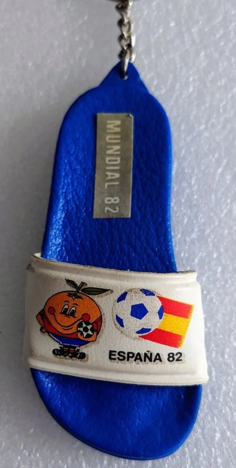 Tradera Nyckelringar<STOR NYCKELRING - FLIPFLOP SPANIEN VM 1982 - MUNDIAL 82 - FOTBOLL