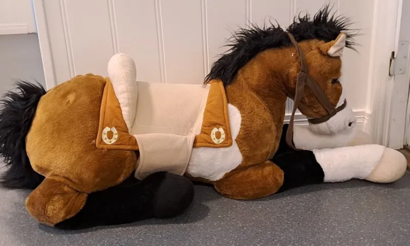 Tradera Stor och mysig goshäst med sadel> Gosedjur