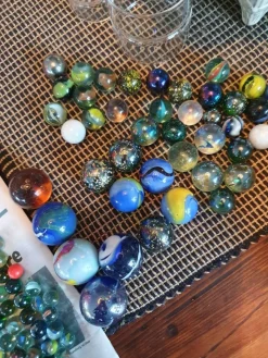 Tradera Stor samling glaskulor 300st> Utomhusleksaker