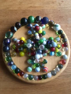 Tradera Stor samling kulor i olika färger och mönster - 0,71 kg/122 st -Brädet ingår ej!> Utomhusleksaker