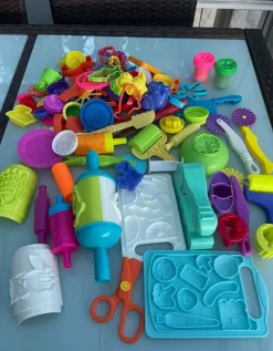 Tradera Stort Play Doh set med massor av formar och verktyg modellera lera deg> Pyssla & Måla