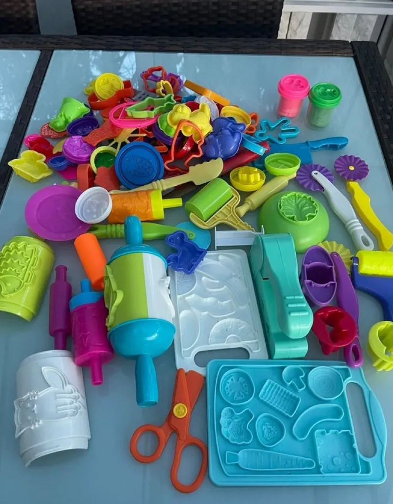 Tradera Stort Play Doh set med massor av formar och verktyg modellera lera deg> Pyssla & Måla