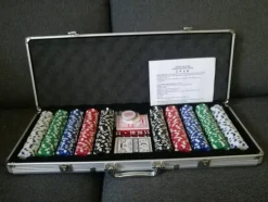 Tradera Stort pokerset med marker och kort i aluminiumväska. Bra skick.^ Bräd- & Sällskapsspel